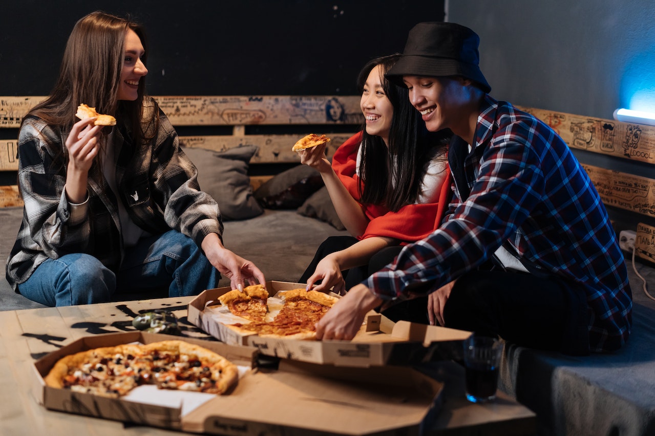 Amigos compartiendo una pizza